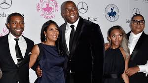 Heute ist magic johnson, der zauberpasser, der den basketball revolutionierte, ein überaus erfolgreicher geschäftsmann. Im Leben Von Magic Johnsons Kindern News24viral