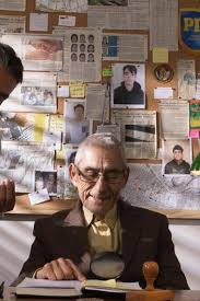 El detective más estrambótico, astuto y entrañable del cine de los últimos años aterriza este domingo en los oscar, donde el agente topo intentará cumplir su último cometido, ya que aspira a ganar el premio al mejor documental. El Agente Topo Entre Los Nominados A Mejor Pelicula Extranjera Y Mejor Documental En La Lista Corta De Los Oscar La Tercera