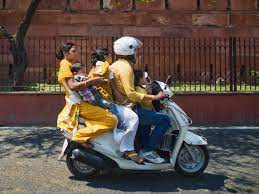 The Story Behind the Photo: Family of 5 on a Scooter, India ...
