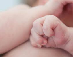 Di usia 6 bulan ke atas, pertambahan berat badan bayi setiap bulannya mungkin tidak sebanyak ketika ia masih bayi. 11 Bahasa Isyarat Bayi Yang Coba Ia Katakan Padamu Karena Nangis Saja Nggak Cukup