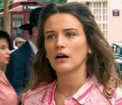 Foto: Maria (Bianca Bin) quer saber quem é o pai do filho de Filomena  (Débora Nascimento), na novela 'Êta Mundo Bom!'