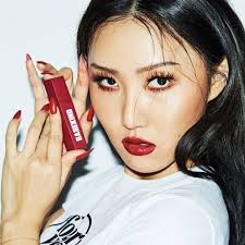 Hwasa Bold Red Lips Iconic K Pop Inspired Looks By All Our Favorite Girl Crushes Mamamoo Hwasa Korean Lipstick