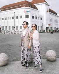 Maybe you would like to learn more about one of these? Foto Prewedding Dengan Nuansa Modern Kacamata Hitam Gaya Kebaya