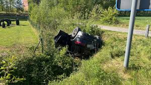 Auto gaat over de kop en belandt in gracht langs Ringlaan