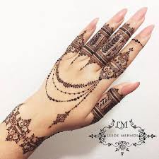 Apalagi henna adalah bahan alami yang sudah tentu lebih aman di gunakan ketimbang cat rambut dari bahan kimia. 44 Ide Henna Di 2021 Desain Henna Henna Tato Henna