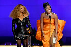 Beyoncé accepts the grammy award for best r&b performance (black parade) on sunday night. 7jsuj Tuq6zm M