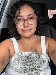 Parece que me revolcaron pero no, me revolqué yo sola, encontré a este gato  en la avenida y no podía dejarlo ahí, se metió de bajo del carro y un  amable motociclista