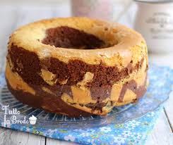 Il ciambellone bicolore, bianco e nero, è una variante del classico ciambellone. Ciambellone Bicolore Altissimo E Sofficissimo Tutto Fa Brodo Ricette Dolci Ciambellone Dolci