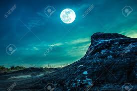 Encuentra imágenes de fondo de pantalla. Paisaje De La Roca Contra El Cielo Nocturno Y La Luna Llena Brillante Sobre El Area De Desierto En El Bosque Fondo De La Naturaleza De La Serenidad Al Aire Libre Por