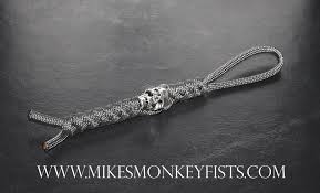 Here is a video by cutlerylover that shows you how to make this excellent paracord knife lanyard. Paracord Knife Lanyard With Large Metal Skull