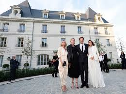 Roger federer's glass mansion 1 / 2 a 3d rendering of the building, the residence however, it's his gbp 6.5 million glass mansion, which federer purchased in 2014, on the shores of lake zurich that catches the eye. Roger Federer Kate Moss And More Celebrate Moet Chandon At Chateau De Saran Vogue