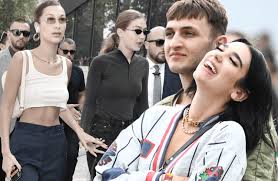 Dua lipa and anwar hadid have been showing major pda throughout their romance as they've spent time together in and out of the spotlight. Gigi Bella Hadid Finger Weg Von Unserem Bruder