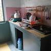Dapur sederhana ini memiliki kesan elegan dengan cat serba putih susunya. 1