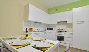 On a trouvé un couteau de cuisine sur le sol du salon, à côté de la main de votre mari.: Appartement Region Des Lacs Iseo Sarnico Piscine Commune