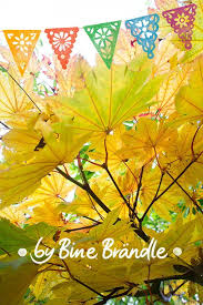 Bunte Girlande Fur Den Garten Zum Selber Basteln Eine Super Herbstdeko Fur Draussen Und Drinnen Idee Und Foto Aus Bine Bran Foto Girlande Stoff Wimpel Kreativ