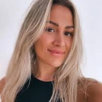 Shelley Yates's Instagram, Twitter & Facebook