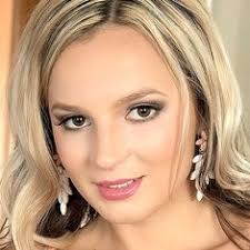 Jessie Simmons's Instagram, Twitter & Facebook