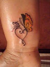 19 Schonsten Schmetterling Tattoo Designs Und Bedeutungen Barbaramode Com Butterfly Wrist Tattoo Butterfly Tattoo Designs Butterfly Tattoo