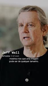 Na obra de Jeff Wall, a dimensão das fotografias não resulta de um simples  desejo de ampliação. As figuras e objetos surgem na mesma escala do corpo  de quem observa, criando proximidade e ...