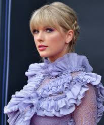 So, is Taylor Swift just wearing a wig all the time now? Which one is her  actual hair? : r/travisandtaylor