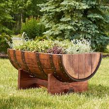 Deco Jardin Recup En Vieux Tonneau En Bois 18 Idees Creatives Tonneau Bois Tonneau De Vin Deco Jardin