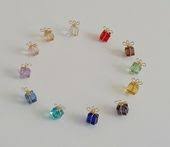12色あり 約８ キューブ ガラスキューブとワイヤーのプレゼントボックスチャームのピアス イヤリング ノンホールピアス 両耳分 アクセサリー ピアス ハンドメイド ハンドメイド レジンアクセサリー