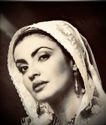 Anni sessanta: un gruppo di giovani di S. Anna Arresi in localita' „ Su  Paris“ che preparano la carne d'agnello per fare l'arrosto. Quando è tutto  pronto si mangia in compagnia. Anche