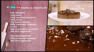 Rivestite il fondo e i lati di una tortiera di 24 cm di diametro con la carta forno riempite tre ciotole con acqua fredda e mettete due fogli di colla di pesce per ognuna ad ammollare. La Ricetta Della Torta Paradiso Nera Di Ernst Knam Da Bake Off Italia Ultime Notizie Flash