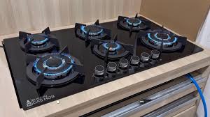 Modelo ALL BLACK, 6 quemadores a gas, • Medidas: 88cm x 51cm, • Base de  vidrio templado 8mm, • Perillas metálicas: mayor durabilidad y estilo, •  Parrillas de hierro fundido: resistencia y seguridad, • ...