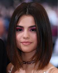 Idee Coiffure Description Couleur Chatain Fonce Maquillage Pourpre Carre Lisse Mi Long La Coi Coiffures Selena Gomez Cheveux Couleur Cheveux Chocolat