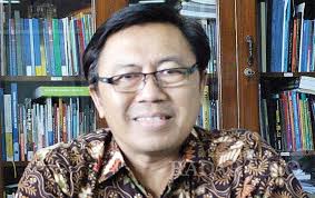 Kalimat laa ilaaha illallah mempunyai 2 makna, yaitu: Kalimat Tauhid