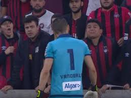 O athletico paranaense anunciou hoje (1) que o renovou contrato com o goleiro santos até o dia 31 de dezembro de 2023. Atletico Pr Repudia Cusparadas Em Goleiro Do Santos Veja