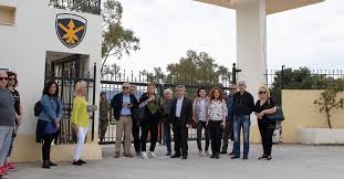 Σε κατάσταση έκτακτης ανάγκης μπαίνουν η περιοχές μάνδρας, νέας περάμου και μαγούλας, έπειτα από πρόταση της διεύθυνσης πολιτικής προστασίας της περιφέρειας αττικής. Anoigei O Paraliakos Dromos Ths Sxolhs Pyrobolikoy Sth Nea Peramo Megaratv