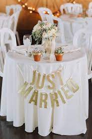 Surround these with white roses and dried branches that cascade from the arrangements imitating the lotus flower root system. 25 Pretty Head Table Ideas From Big Traditional To Intimate Sweetheart Bridalguide