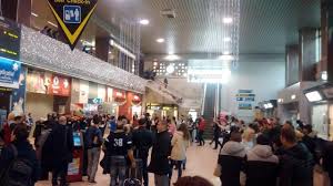 Un cititor a trimis pe fii observator poze cu aglomeraţia de pe aeroportul otopeni, de duminică seara. Consiliul JudeÅ£ean Suceava Si Ansamblul Ciprian Porumbescu Au Organizat Ieri Un Flashmob Pe Aeroportul InternaÅ£ional Henri CoandÄƒ Otopeni Foto 1 Monitorul De Suceava Vineri 11 Decembrie 2015