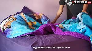 follada, casi se despierta y se da cuenta, pero por fortuna siguio d. -  XNXX.COM