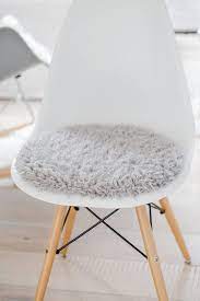 Un choix unique de coussin pour chaise eames disponible dans notre magasin. Sitzkissen Fur Eames Chair In Hellgrauem Kuschelfell Etsy Eames Dining Chair Eames Chair Seat Cushions