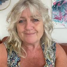 Vores brune Lohman Lite høns skal på pension for at give plads til nye  friske høns. Hønsene er 1,5 år gamle og ligger rigtig mange æg. De er  flotte, tamme og meget