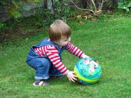 Formando un círculo, uno de los niños se queda en el centro con el balón en la mano. 5 Beneficios De Jugar Con La Pelota