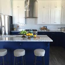Light blue kitchen the neutral surfaces of this kitchen make it easy to use bright colors for its kitchen cabinets. Grey Granite Countertops Design Ideas