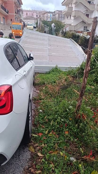 Maltempo sul Gargano: violenta tromba d'aria a Vico, tetti scoperchiati e auto distrutte. Vigili del Fuoco in azione | Stato Quotidiano