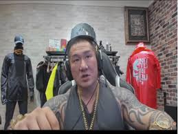 一個個反對封城的都出來了， 滿口的民主自由， 難怪民主國家都封不了疫情， 給人民自由的同時也是給病毒自由， 我們就看看台灣要花多久控制疫情吧， 不過對照其他民主國家的例子， 很大機會是控制不了的， å½± é˜²ç–«åœæ¥­æå¤±åƒè¬é¤¨é•·è½Ÿ éŒ¯èª¤æ±ºç­–æ²'äººè² è²¬
