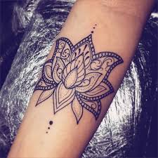 Que symbolise un tatouage fleur de lotus mandala? Photo Tattoo Feminin Fleur De Lotus Mandala Tatouage Femme