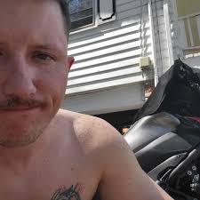 What are the best foods and times to get merchandise at Louder Than Life  festival?