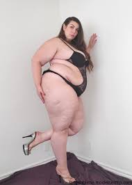 Stunning brunette BBW strips and unveils her hot figure photos