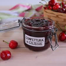 Io mi sono comperata uno snocciolatore professionale e ho fatto abbastanza in fretta. Come Preparare La Marmellata Di Ciliegie Fatta In Casa Con Zucchero Di Canna E Aggiunta Di Vino Rosso Un Gusto Particolare E Idee Alimentari Ricette Ciliegie