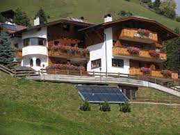 Santa cristina in val gardena situato a santa cristina in val gardena, a 6 km da ortisei, il prensanueva offre un giardino e la connessione wifi gratuita. Apartments Sonnenberg S Cristina In Val Gardena Italy Str Cisles 57