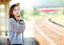 月刊 旅色 jr高山本線 楡原駅にて 新垣結衣 ガッキー 線路幅が妙に広いから多分合成 新垣 結衣 新垣 女性俳優