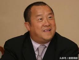 Born 14 april 1953) is a hong kong actor, film director, producer, and television host, best known for hosting the variety show super trio series on the hong kong television network tvb over 18 years. æ­ç§˜é¦™æ¸¯å¨›æ¨‚åœˆ æ•™çˆ¶ æ›¾å¿—å‰çˆ¶è¦ªçš„èƒŒæ™¯è³‡æ–™ æ¯æ—¥é ­æ¢