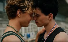 Louis Albi (Star Ac') amoureux d'un athlète dans le clip "Que tu te mentes" 